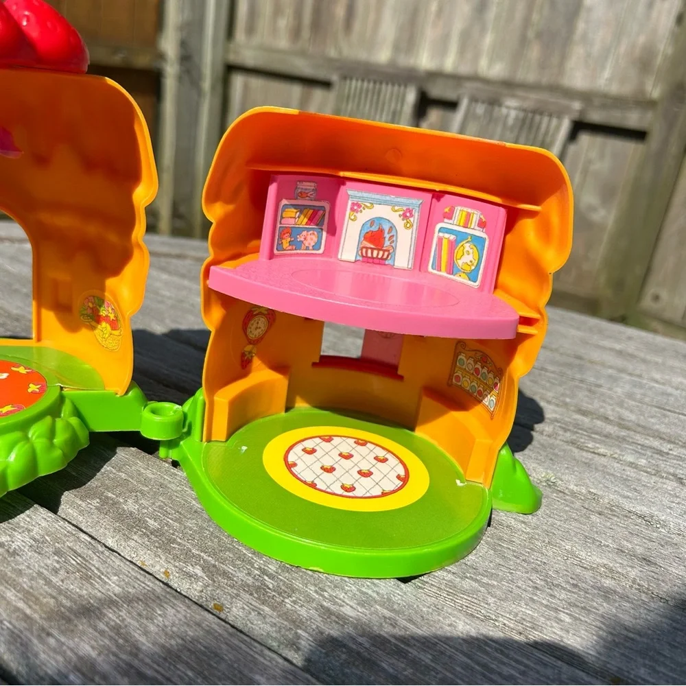 Vintage 80’s Strawberry Shortcake Toy House‎ with accessories 1981